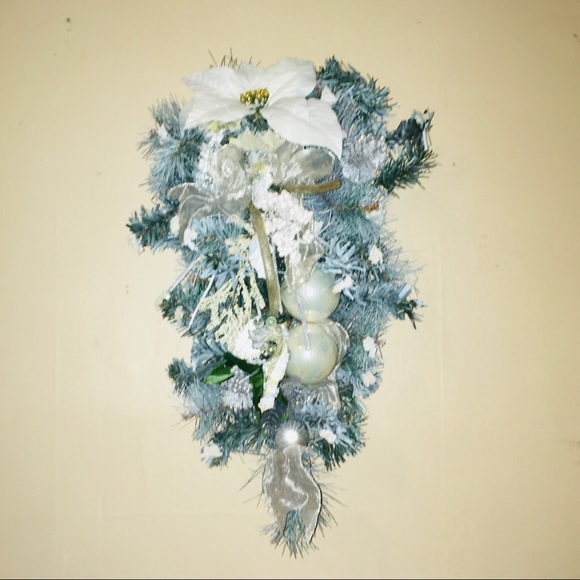 NEW Blue/White Winter Christmas Holiday Floral Spray Hangable Centerpiece 🎉HP🎉 - Picture 9 of 16